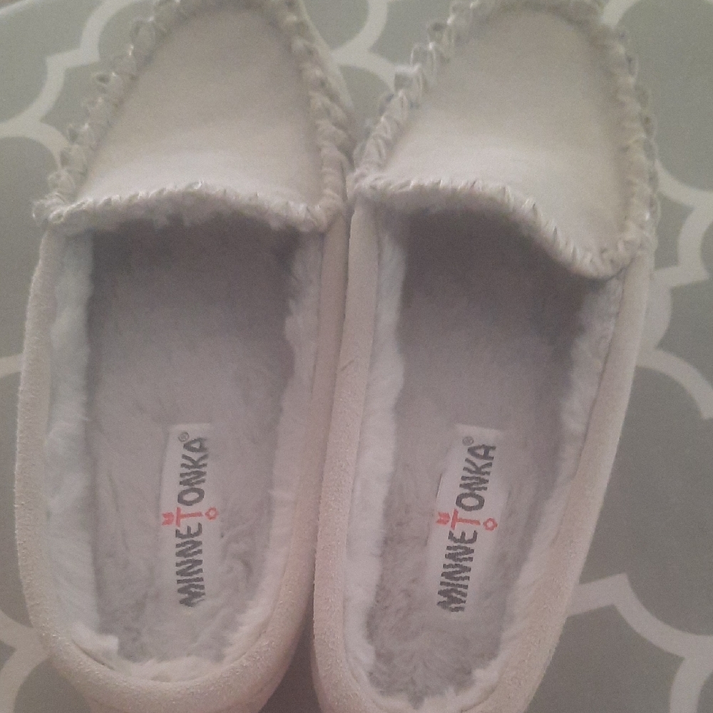 NWOt Minnetonka Cream Moccasins